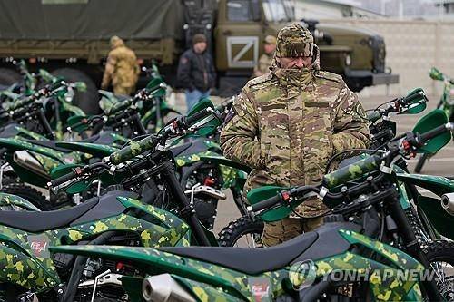 오토바이를 전달받는 러시아 공격부대 타스 연합뉴스
