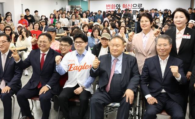 국민의힘 한동훈 대선 경선 후보가 28일 오전 국민의힘 대전시당을 찾아 당원 간담회를 마친 뒤 기념 촬영을 하고 있다.  연합뉴스