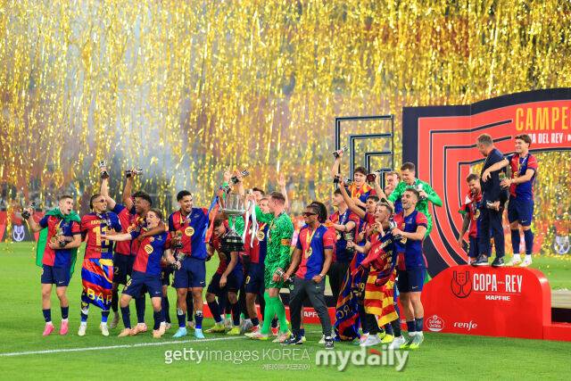 레알 마드리드를 꺾고 코파 델 레이 우승을 확정한 후 세리머니 하는 바르셀로나 선수들. /게티이미코리아