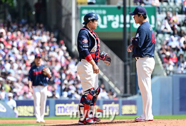 2025년 4월 26일 오후 서울 잠실구장에 진행된 '2025 신한 SOL뱅크 KBO 리그' 롯데 자이언츠와 두산 베어스의 경기. 롯데 선발투수 나균안이 2회말 유강남의 조언을 듣고 있다./마이데일리