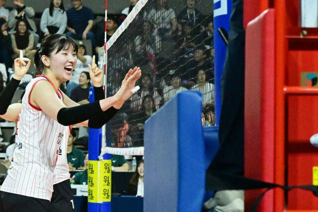 듀스 상황에서 이주아가 자신의 손에 맞지 않았다고 강하게 어필하고 있다. / 한국배구연맹(KOVO)