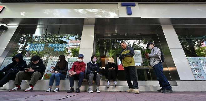 사이버 침해 피해가 발생한 SK텔레콤이 28일 오전 10시부터 전국 T월드 매장 2600여 곳에서 무료 유심 교체 서비스를 진행한다고 밝혔다. 교체 대상자는 SK텔레콤 가입자 2300만 명과 이 회사 망을 사용하는 알뜰폰 가입자 187만 명을 합해 2500만 명에 이른다. 이날 오전 서울 마포구 SK텔레콤 홍대역점에서 시민들이 유심칩을 교체 받기 위해 대기하고 있다. 임세준 기자
