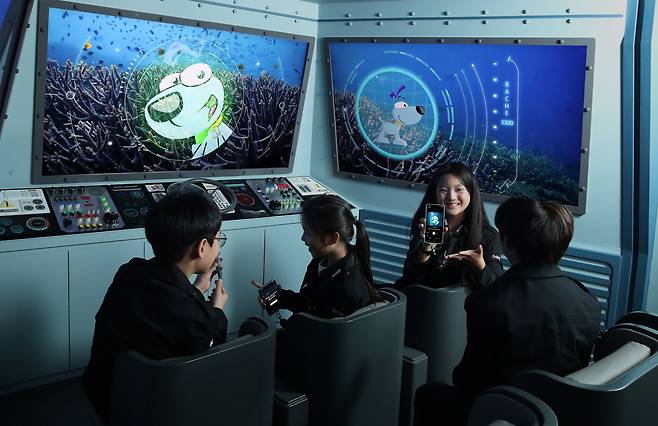 키자니아 서울 ‘AI 비밀 본부 체험관’에서 키자니아 어린이의회 의원이 ‘AI 오디오 지우개’로 영상 속 소음을 빠르게 편집하고 있다.  [삼성전자 제공]