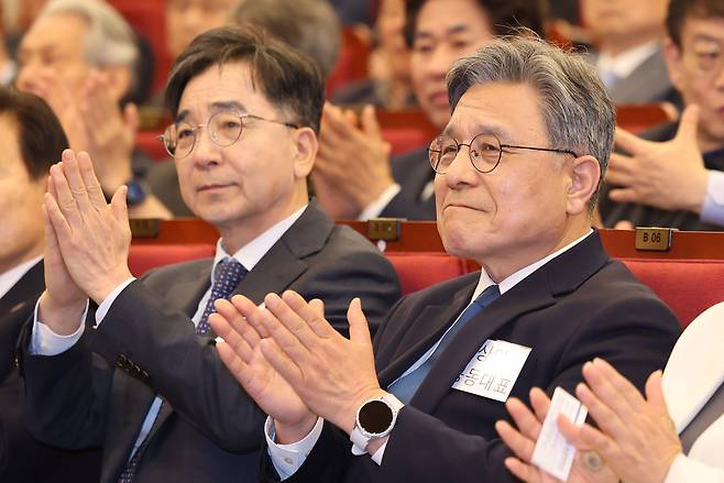 ‘성장과 통합’ 출범식에서 유종일(왼쪽)·허민 상임 공동대표가 박수치고 있다.[연합]