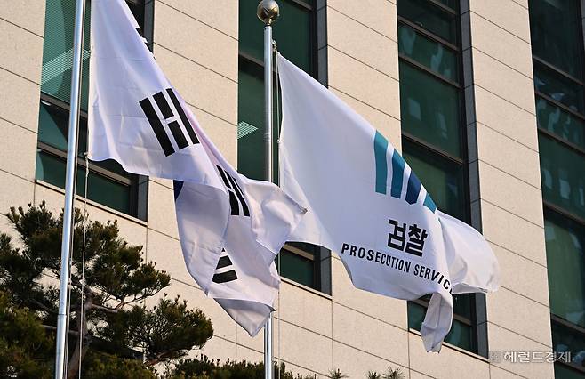 편의점에서 일하는 전처에게 흉기를 휘두르고 불을 질러 살해한 30대 남성이 구속 상태로 재판에 넘겨졌다. 임세준 기자