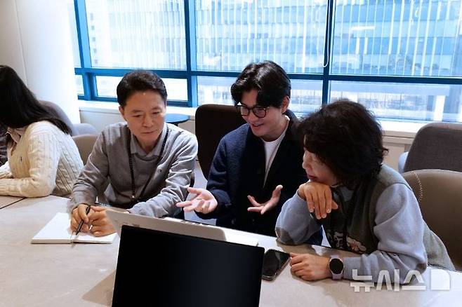 [서울=뉴시스] Z세대 직원들과 시니어 인턴들. (사진= 피티코리아 제공)