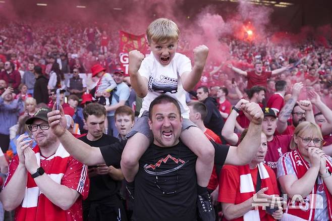 [리버풀=AP/뉴시스] 리버풀 팬들이 27일(현지 시간) 영국 리버풀의 안필드에서 열린 2024-25 프리미어리그 34라운드 토트넘 홋스퍼와의 경기에서 승리해 리그 우승을 확정한 후 환호하고 있다. 리버풀은 손흥민이 부상으로 빠진 토트넘에 5-1로 승리하고 남은 경기 결과에 상관없이 우승을 확정했다. 2025.04.28.