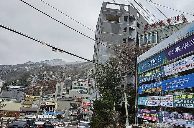 정선군 사북역 앞에 10년 가까이 방치된 폐 건물. 9층 규모의 모텔로 신축하다가 공사가 중단되면서 사북의 흉물이 되고 있다.(사진=뉴시스)  *재판매 및 DB 금지