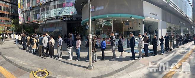 [서울=뉴시스] 조수정 기자 = 28일 오전 서울 시내 한 SKT 대리점에 유심 교체를 하기 위한 이용자들이 줄 서 기다리고 있다. 해킹사고가 발생한 SKT는 사이버침해 피해를 막기 위해 28일 오전 10시부터 전국 2600여곳의 T월드 매장에서 희망 고객 대상 유심교체를 무료로 진행하기로 했다. 2025.04.28. chocrystal@newsis.com