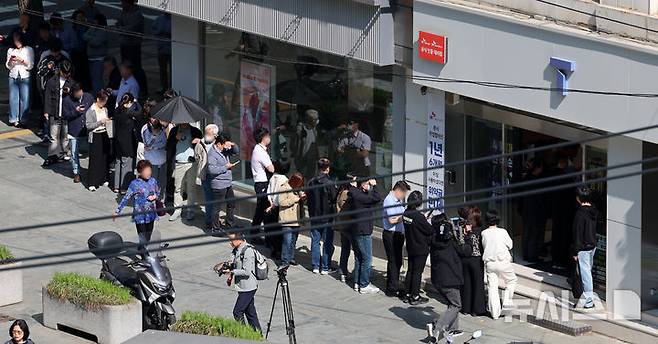 [서울=뉴시스] 이영환 기자 = SK텔레콤이 사이버 침해 피해를 막기 위해 전국 2600여곳의 T월드 매장에서 희망 고객들을 대상으로 유심 무상 교체를 진행하는 28일 오전 서울 시내의 한 T월드 매장에서 시민들이 유심 교체를 하기위해 대기하고 있다. 2025.04.28. 20hwan@newsis.com