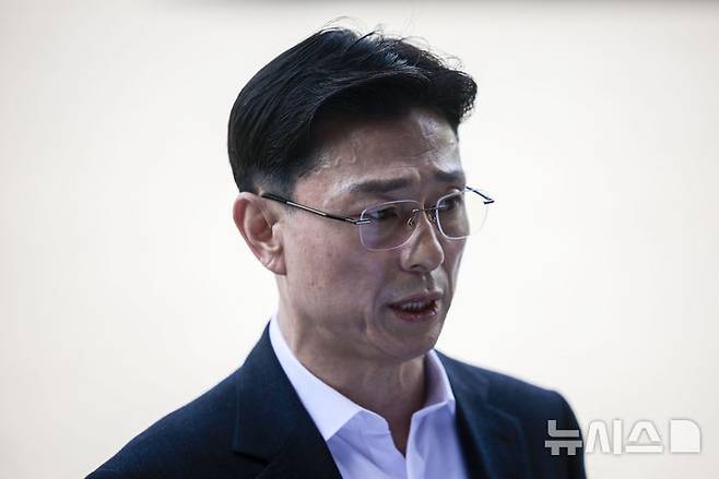 [과천=뉴시스] 정병혁 기자 =고위공직자범죄수사처(공수처)가 해병대 채상병 사망 의혹 사건의 핵심 피의자인 임성근 전 해병대 1사단장의 휴대전화 포렌식 선별작업을 오는 30일 재개한다. 임 전 사단장이  해병대 채 상병 순직 사건에 대한 외압 의혹 수사관련 포렌식 참관을 위해 23일 경기 과천시 고위공직자범죄수사처(공수처)로 출석하기에 앞서 취재진 앞에서 입장을 밝히고 있다. 2025.04.23. jhope@newsis.com