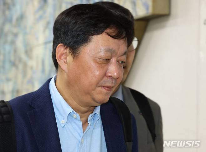 [서울=뉴시스] 정진상 전 더불어민주당 대표실 정무조정실장이 지난해 5월 21일 오전 서울 서초구 서울중앙지방법원에서 열린 대장동 배임 및 성남FC 뇌물수수 의혹 관련 공판에 출석하는 모습. (사진=뉴시스DB). 2025.04.28. photo@newsis.com