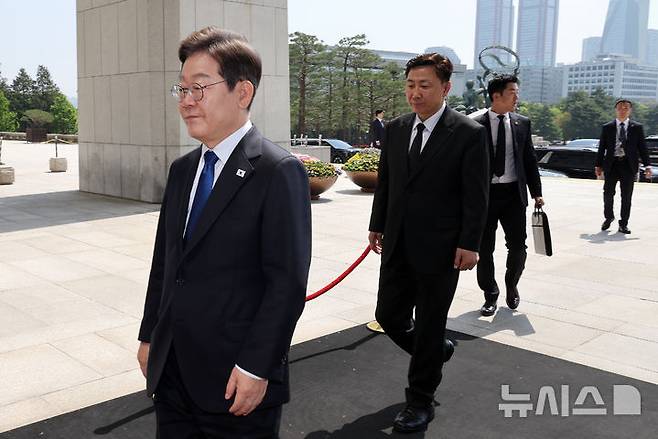 [서울=뉴시스] 조성우 기자 = 이재명(왼쪽) 더불어민주당 제21대 대통령 선거 후보가 28일 오전 서울 여의도 국회에서 열린 최고위원회의에 참석하기 위해 본청으로 들어서고 있다. 원내 제1당 더불어민주당 대선 후보로 공식 선출된 이 후보는 기존의 신변보호 조치 보다 한층 강화된 국무총리급 인사에게 적용되는 경호를 받게 된다. 2025.04.28. xconfind@newsis.com