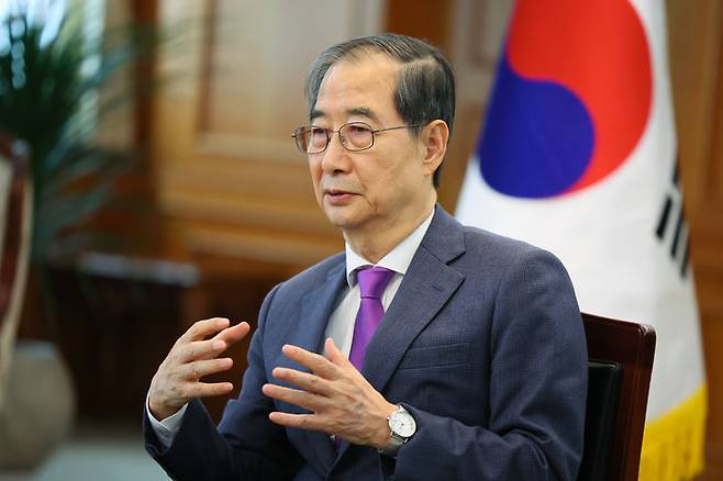 [뉴시스=서울] 최진석 기자 = 한덕수 대통령 권한대행 국무총리가 지난 22일 정부서울청사에서 영국 언론사 이코노미스트와 인터뷰하고 있다. (사진=국무총리실 제공) 2025.04.28. photo@newsis.com *재판매 및 DB 금지