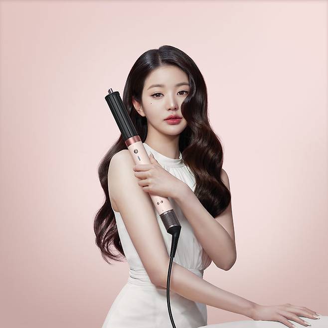 [서울=뉴시스]다이슨코리아 헤어 디바이스 앰배서더인 그룹 '아이브' 장원영. (사진 = 다이슨) 2025.04.28. photo@newsis.com  *재판매 및 DB 금지