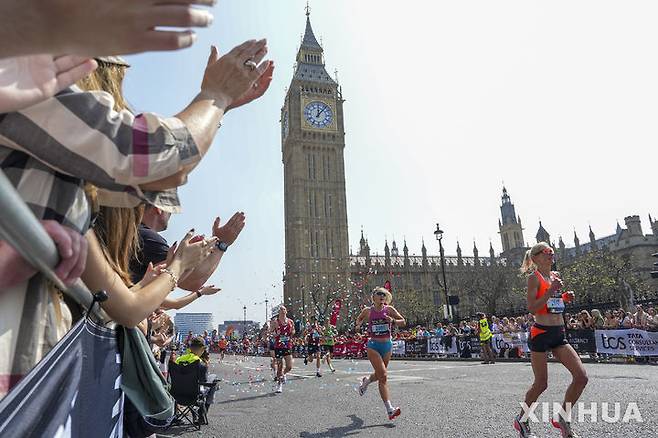 [런던=신화/뉴시스] 27일(현지 시간) 영국 런던에서 열린 2025 런던 마라톤에 참가한 참가자들이 결승선을 향해 달리고 있다. 2025.04.28.