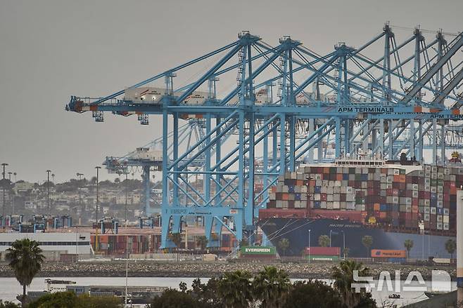 [로스앤젤레스=AP/뉴시스]미국 로스앤젤레스(LA) 항구에 지난 15일(현지 시간) 한 컨테이너선이 정박해 있다. 2025.04.28.