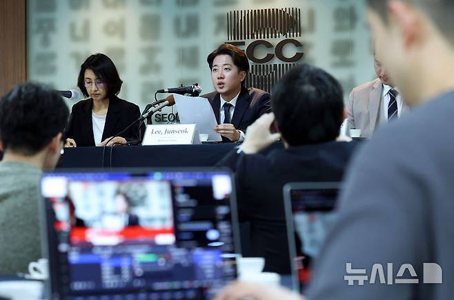 [서울=뉴시스] 이영환 기자 = 이준석 개혁신당 대선 후보가 28일 오후 서울 중구 한국프레스센터 서울외신기자클럽 라운지에서 외신기자 간담회를 하고 있다. 2025.04.28. 20hwan@newsis.com