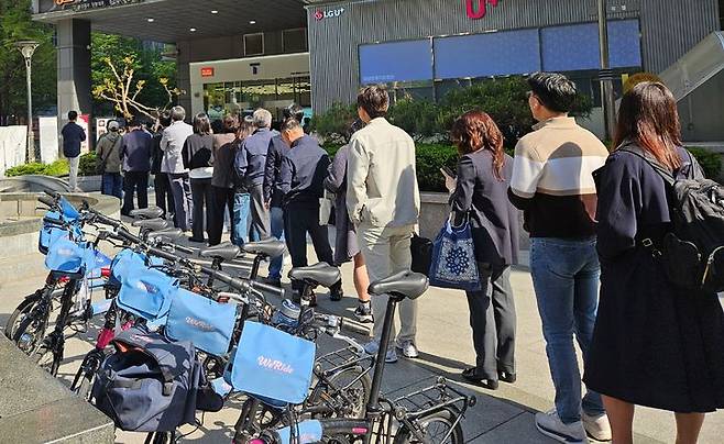 [서울=뉴시스] 박은비 기자 = SK텔레콤이 전국 2600여곳의 T월드 매장에서 희망 고객들을 대상으로 유심 무상 교체를 시작한 28일 오전 서울 시내의 한 T월드 매장에서 고객들이 대기하고 있다. 2025.04.28. silverline@newsis.com *재판매 및 DB 금지
