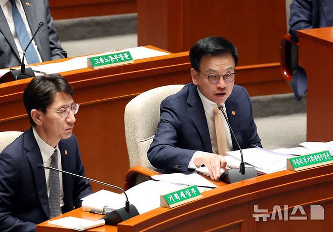 [서울=뉴시스] 고승민 기자 = 28일 서울 여의도 국회에서 열린 제424회 국회(임시회) 예산결산특별위원회 제1차 전체회의에서 최상목 경제부총리 겸 기획재정부 장관이 김형동 국민의힘 의원 질의에 답하고 있다. 2025.04.28. kkssmm99@newsis.com
