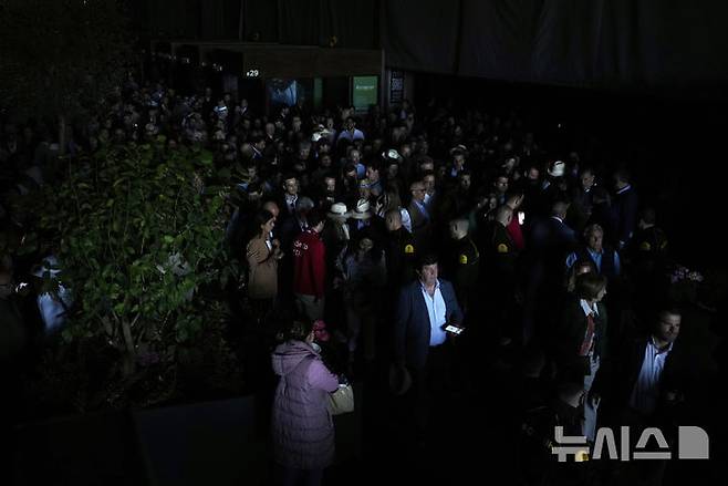 [AP/뉴시스] 28일 스페인 수도 마드리드에서 정오 지난 시간임에도 대규모 정전에 테니스 경기장 관람객들이  헤매고 있다