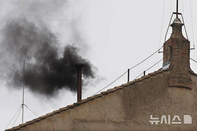 [바티칸시티=AP/뉴시스]2013년 3월13일 새 교황을 선출하기 위한 콘클라베 이틀째날에 콘클라베 투표 후 시스티나 성당의 굴뚝에서 검은 연기가 피어오르고 있다. 바티칸 추기경들은 전 세계 14억 가톨릭 신자들을 이끌 새 교황을 선출할 콘클라베를 5월7일 시작하기로 결정했다고 바티칸의 한 소식통이 전했다고 CNN이 28일 보도했다. 2025.04.28.