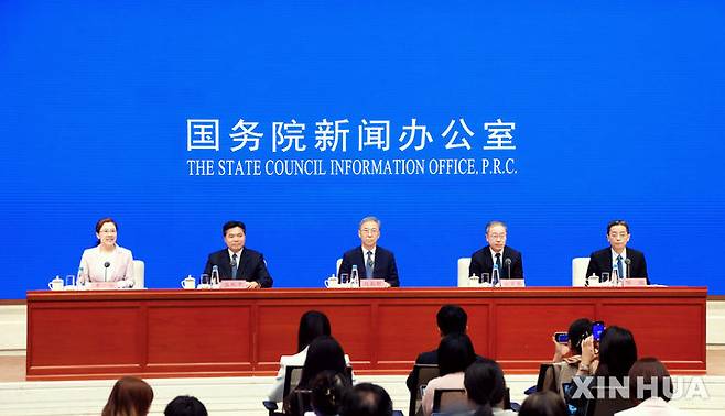 [베이징=신화/뉴시스] 28일 중국 국무원 신문판공실의 주관하에 베이징에서 국가발전개혁위원회, 상무부 등 4개 부처가 합동으로 기자회견을 개최하고 있다. 회의에 참석한 각 부처 대표. 2025.04.28