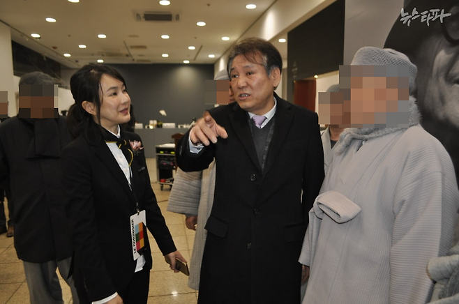 ▲ 지난 2016년 12월 서울 서초구 예술의전당에서 코바나콘텐츠 주관으로 열린 르코르뷔지에 전시에서 김건희(왼쪽)와 건진법사 전성배 씨(가운데)가 대화하고 있다. (사진=김의겸 전 의원 제공)