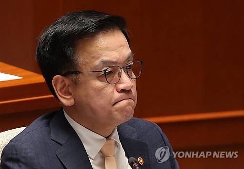 질의 듣는 최상목 경제부총리 (서울=연합뉴스) 박동주 기자 = 28일 서울 여의도 국회에서 추가경정예산(추경)안을 심사하는 종합정책질의 등을 위해 열린 국회 예산결산특별위원회 전체회의에서 최상목 경제부총리 겸 기획재정부 장관이 질의를 듣고 있다. 2025.4.28 pdj6635@yna.co.kr