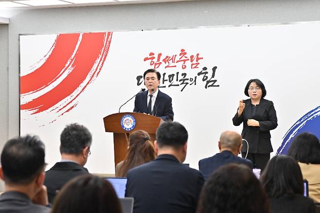 김태흠 충남지사가 지난 14일 열린 기자회견에서 기자의 질문에 답하고 있다. 충남도 제공