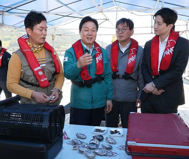 박완수 지사 거제 개체굴 양식현장 점검. 경남도청 제공