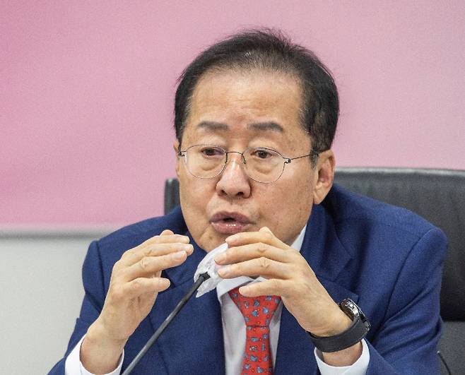 국민의힘 대선 경선 홍준표 예비후보가 28일 서울 여의도 중소기업중앙회를 방문해 가진 정책간담회에서 자신의 '기업·노동 정책' 방향을 설명하는 모습. 연합뉴스