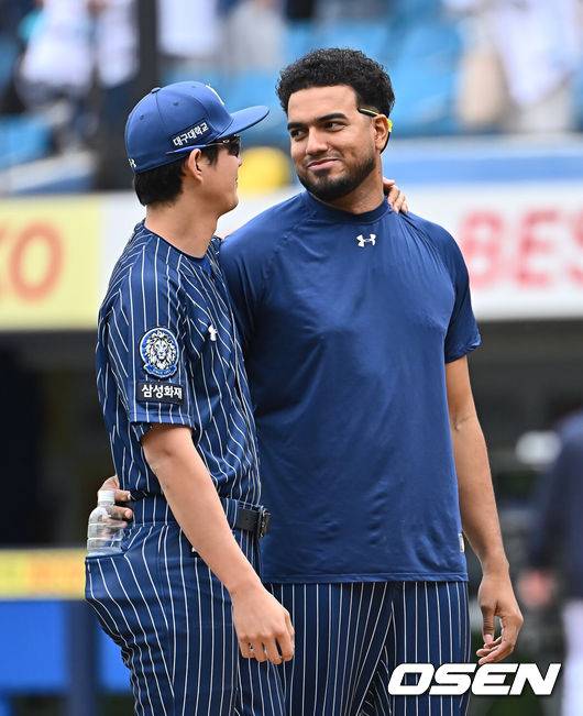 [OSEN=대구, 이석우 기자] 27일 대구삼성라이온즈파크에서 2025 신한 SOL 뱅크 KBO 리그 삼성 라이온즈와 NC 다이노스의 경기가 열렸다. 홈팀 삼성은 레예스가, 방문팀 NC는 신민혁이 선발 출전했다. 삼성 라이온즈 레예스가 NC 다이노스에 8-4로 승리하고 구자욱과 기쁨을 나누고 있다. 2025.04.27 / foto0307@osen.co.kr