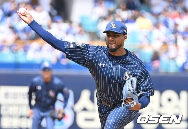 [OSEN=대구, 이석우 기자] 27일 대구삼성라이온즈파크에서 2025 신한 SOL 뱅크 KBO 리그 삼성 라이온즈와 NC 다이노스의 경기가 열렸다. 홈팀 삼성은 레예스가, 방문팀 NC는 신민혁이 선발 출전했다. 삼성 라이온즈 선발 투수 레예스가 역투하고 있다. 2025.04.27 / foto0307@osen.co.kr