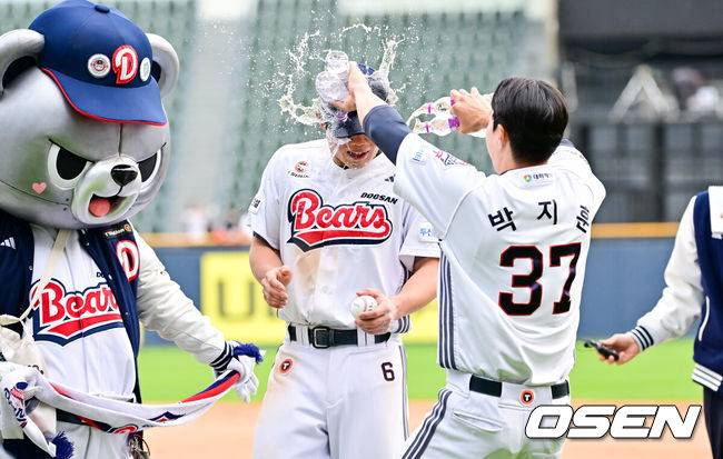 [OSEN=잠실, 박준형 기자]  두산 이승엽호가&nbsp;‘시범경기 타격왕’ 오명진의 결승 만루홈런에 힘입어 연패를 끊어냈다.&nbsp;프로야구 두산 베어스는 27일 서울 잠실구장에서 열린 2025 신한 SOL뱅크 KBO리그 롯데 자이언츠와의 시즌 6차전에서 13-4 대승을 거뒀다.경기종료 후 두산 오명진이 박지훈의 축하 물세례를 받고 있다.     .2025.04.27 / soul1014@osen.co.kr