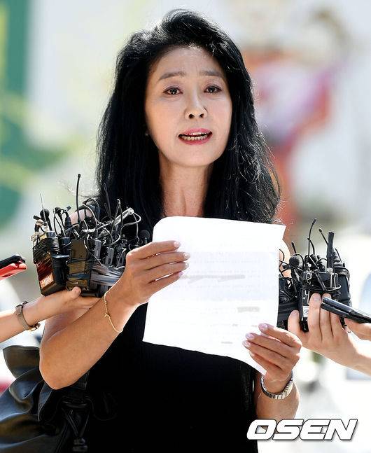 [OSEN=성남, 박재만 기자] 이재명 경기지사와의 ‘여배우 스캔들’ 관련 피고발인 신분으로 배우 김부선씨가 조사를 받기 위해 22일 오후 경기도 성남시 분당구 정자동 분당경찰서에 출석하고 있다.김부선씨가 인터뷰를 하고 있다. /pjmpp@osen.co.kr