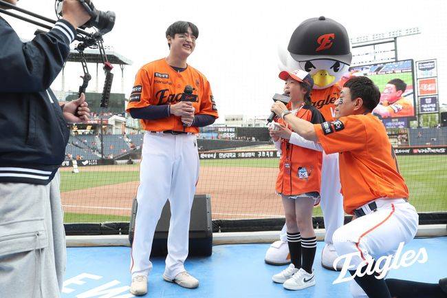 한화 이진영이 27일 대전 KT전 승리 수훈선수로 응원단상에 올라 팬들과 만났다. /한화 이글스 제공