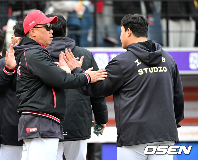 이범호 감독이 조상우와 하이파이브를 하고 있다./OSEN DB
