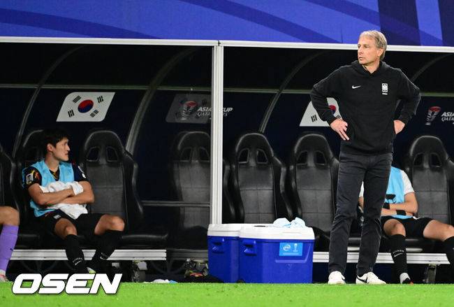 [OSEN=알라이얀(카타르), 지형준 기자] 한국이 결승 진출에 실패했다.위르겐 클린스만 감독이 이끄는 대한민국 축구대표팀은 7일 0시(한국시간) 카타르 알라이얀 아흐마드 빈 알리 스타디움에서 요르단과 2023 아시아축구연맹(AFC) 카타르 아시안컵 4강전을 치러 0-2로 패했다. 결승 진출에 실패했다. 동시에 64년 만의 우승도 일궈내지 못했다.후반 클린스만 감독과 박용우가 경기를 지켜보고 있다. 2024.02.07 / jpnews.osen.co.kr