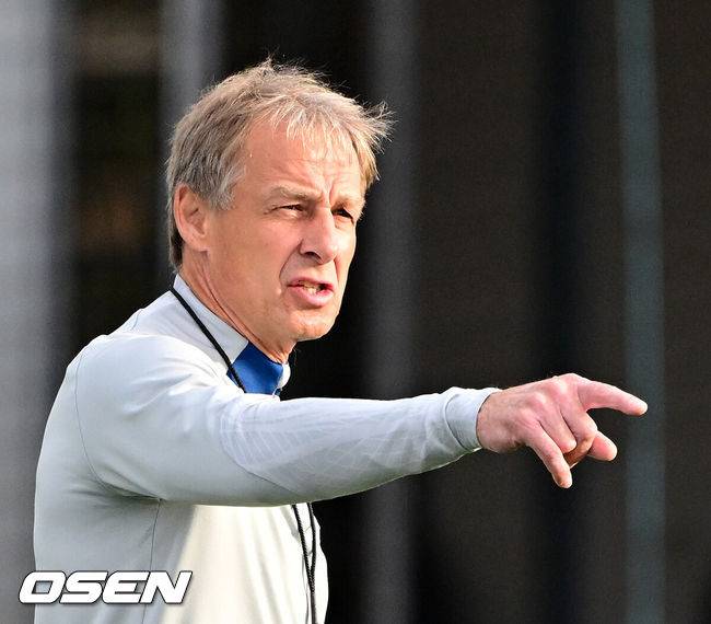 [OSEN=도하(카타르), 지형준 기자] 2023 아시아축구연맹(AFC) 카타르 아시안컵 4강 요르단전을 하루 앞둔 대한민국 축구대표팀이 5일(현지시간) 카타르 도하 알 에글라 트레이닝 센터에서 훈련을 가졌다.클린스만 감독이 훈련을 지도하고 있다. 2024.02.05 / jpnews.osen.co.kr