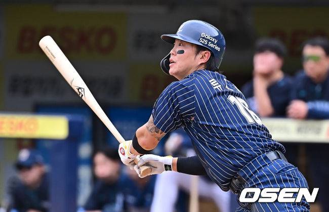 [OSEN=대구, 이석우 기자] 27일 대구삼성라이온즈파크에서 2025 신한 SOL 뱅크 KBO 리그 삼성 라이온즈와 NC 다이노스의 경기가 열렸다. 홈팀 삼성은 레예스가, 방문팀 NC는 신민혁이 선발 출전했다. 삼성 라이온즈 류지혁이 7회말 2사 2,3루 좌중간 2타점 안타를 치고 있다. 2025.04.27 / foto0307@osen.co.kr