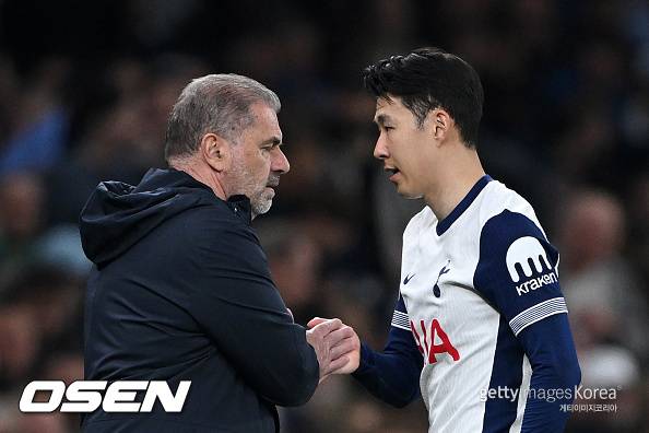 [사진] 엔지 포스테코글루 감독과 손흥민 ⓒGettyimages(무단전재 및 재배포 금지)