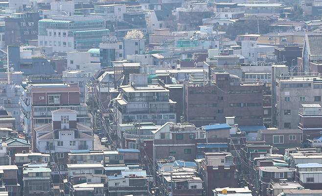 서울 도심의 다세대·연립주택 밀집 지역.&nbsp;최근 전세 물량 부족과 전세사기 우려 등으로 월세 비중이 급증하면서, 서울 주택 임대 시장에 변화의 바람이 불고 있다. 뉴스1