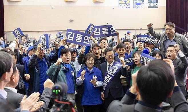 김동연 경기도지사가 민주당 경선 기간 지지자들과 기념촬영을 하고 있다. 김동연&nbsp;캠프 제공