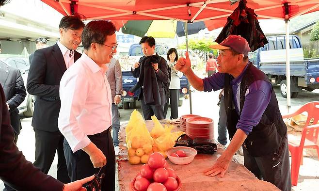 김동연 경기도지사가 민주당 경선 기간 전남 장성 황룡시장을 방문해 상인과 대화하고 있다. 김동연&nbsp;캠프 제공
