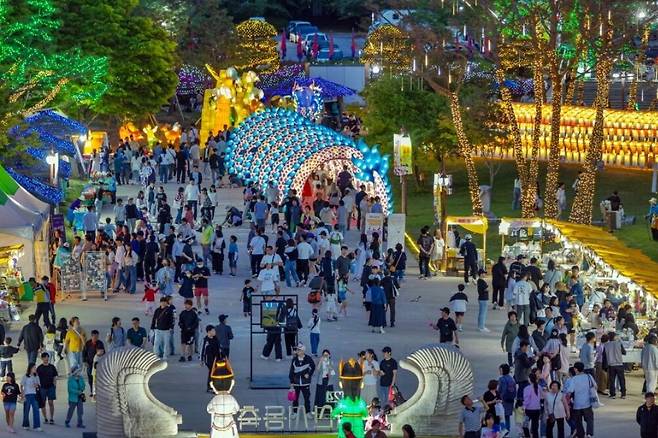 2024년 열린 전북 익산 서동축제장이 야간에도 방문객들로 북적이고 있다. 익산시 제공