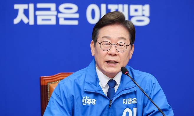 이재명 더불어민주당 대선 후보가 28일 서울 여의도 국회에서 열린 최고위원회의에 참석해 발언하고 있다. 뉴스1