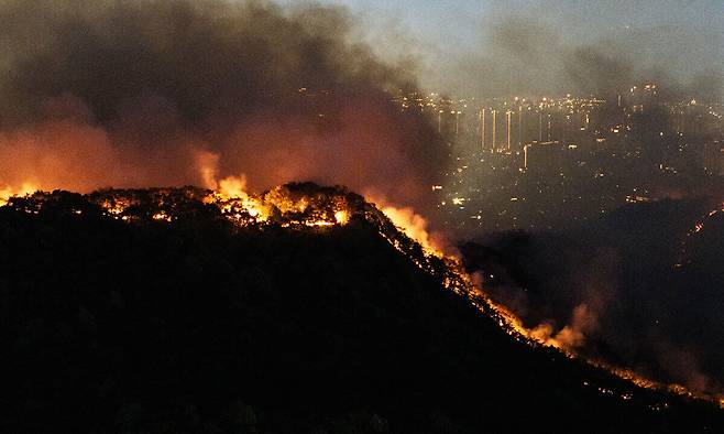 28일 오후 2시 1분께 대구 북구 노곡동 함지산에서 발생한 산불이 야간에도 확산하고 있다. 연합뉴스