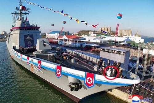 북한이 5000t급 신형 다목적 구축함 ‘최현호’ 진수식을 지난 25일 남포조선소에서 열었다고 조선중앙통신이 26일 보도했다. 원 안은 김정은(오른쪽) 국무위원장과 딸 주애가 진수식에 참석해 나란히 서 있는 모습. 평양 조선중앙통신 연합뉴스