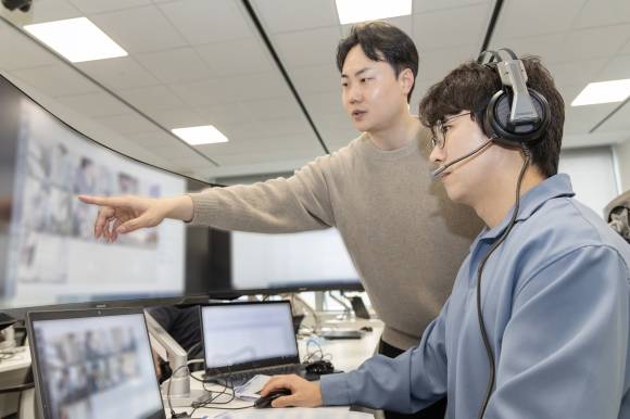 삼성전자 감독관들이 지난 19일 경기 용인시 삼성전자 인재개발원에서 삼성직무적성검사(GSAT) 예비 소집을 실시하고 모든 응시자의 네트워크 및 환경을 점검하고 있다. 삼성전자 제공